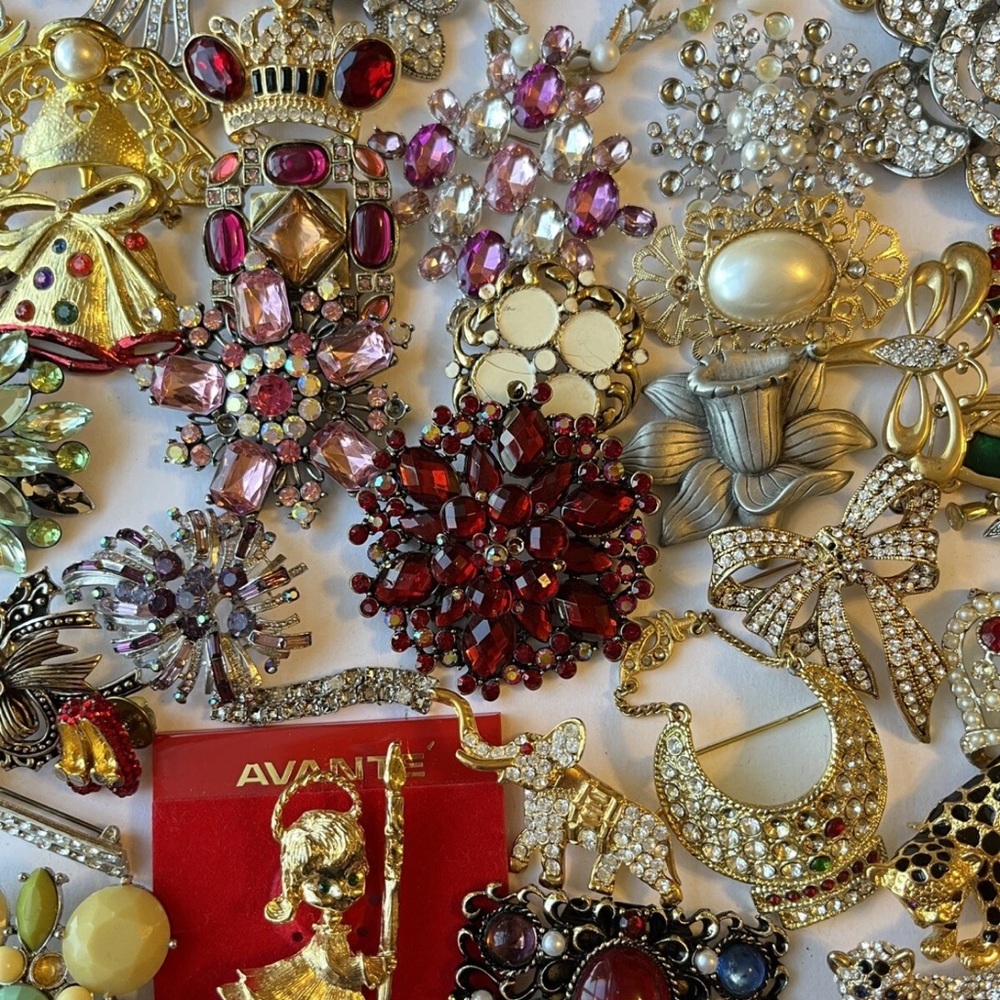 ⚜️ 2 LB Elegant Gold & Silver Jewelry Lot | Necklaces, Earrings, Brooches ⚜️ - Picture 5 of 8